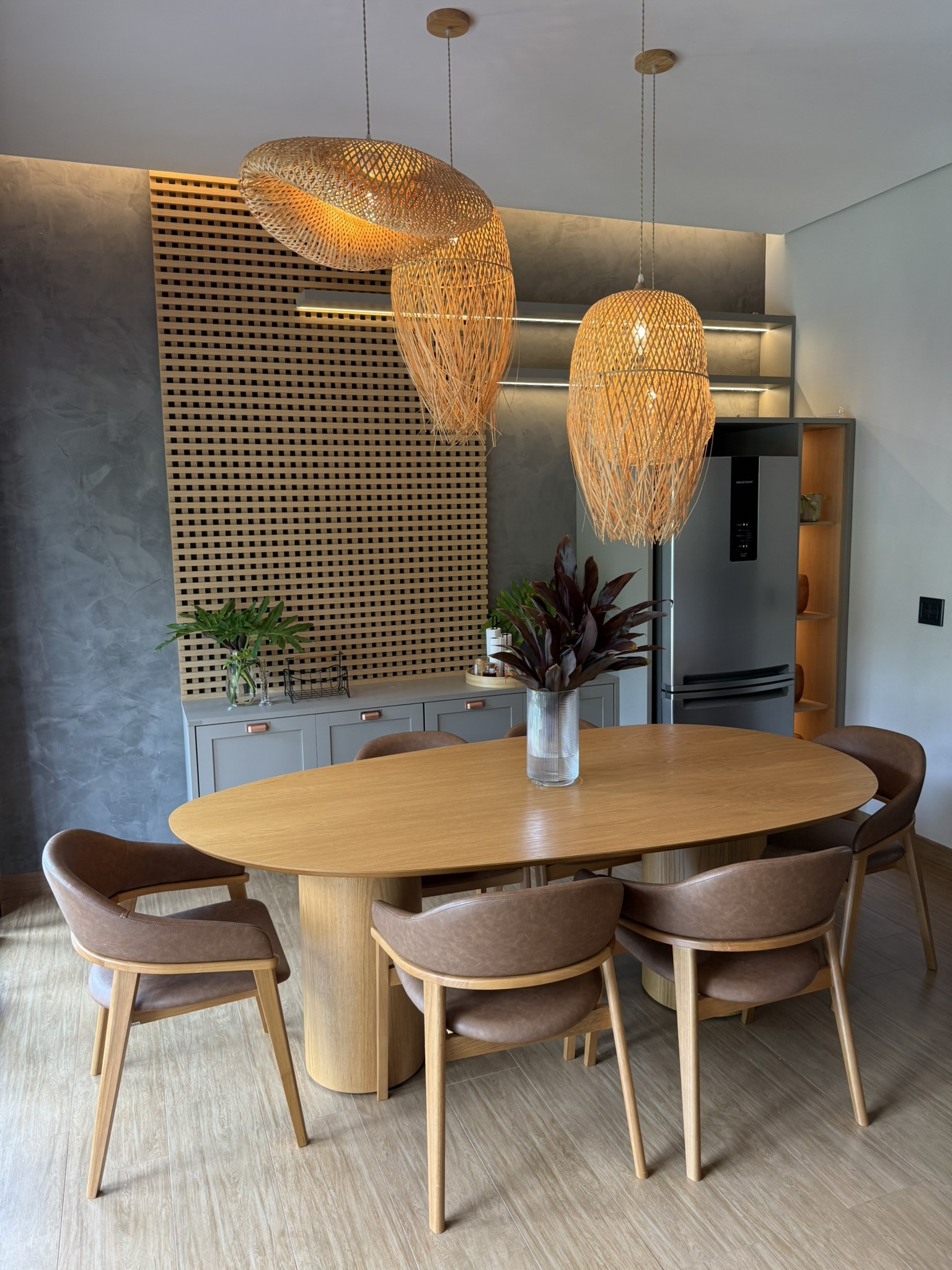 Sala de jantar com pendentes naturais