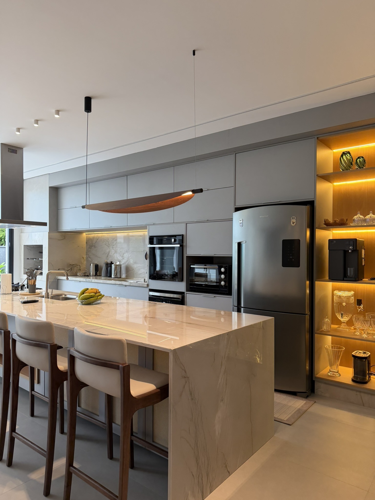 Cozinha com pendente linear