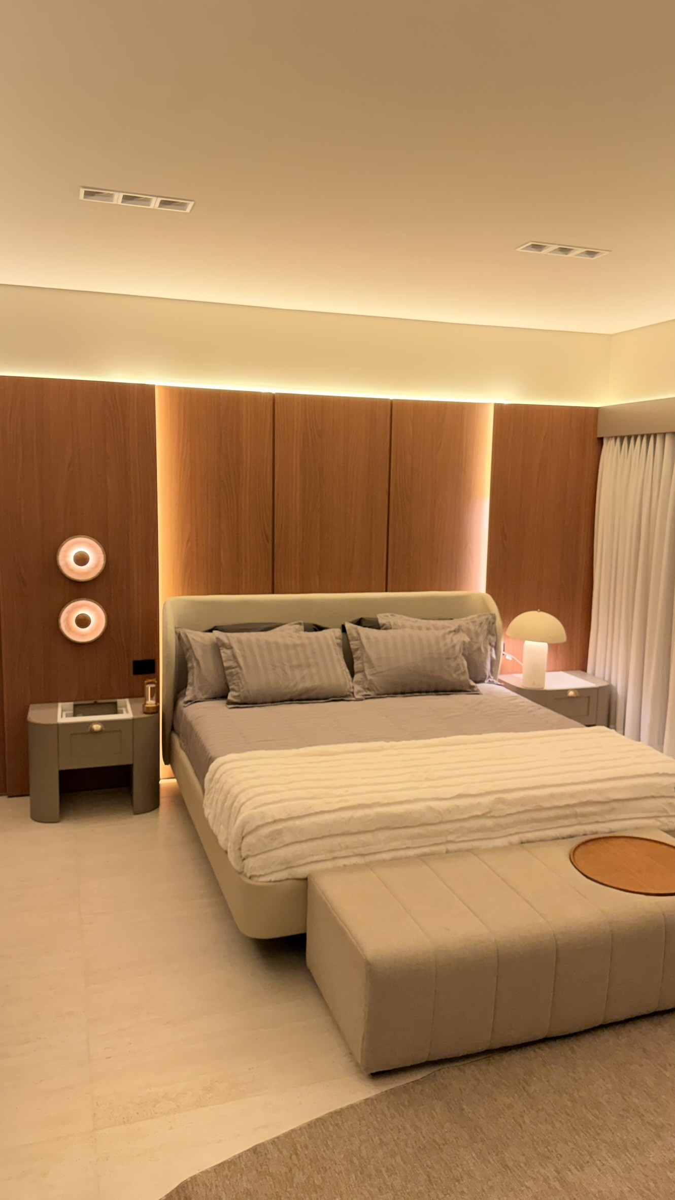 Quarto com painel de madeira e luz integrada