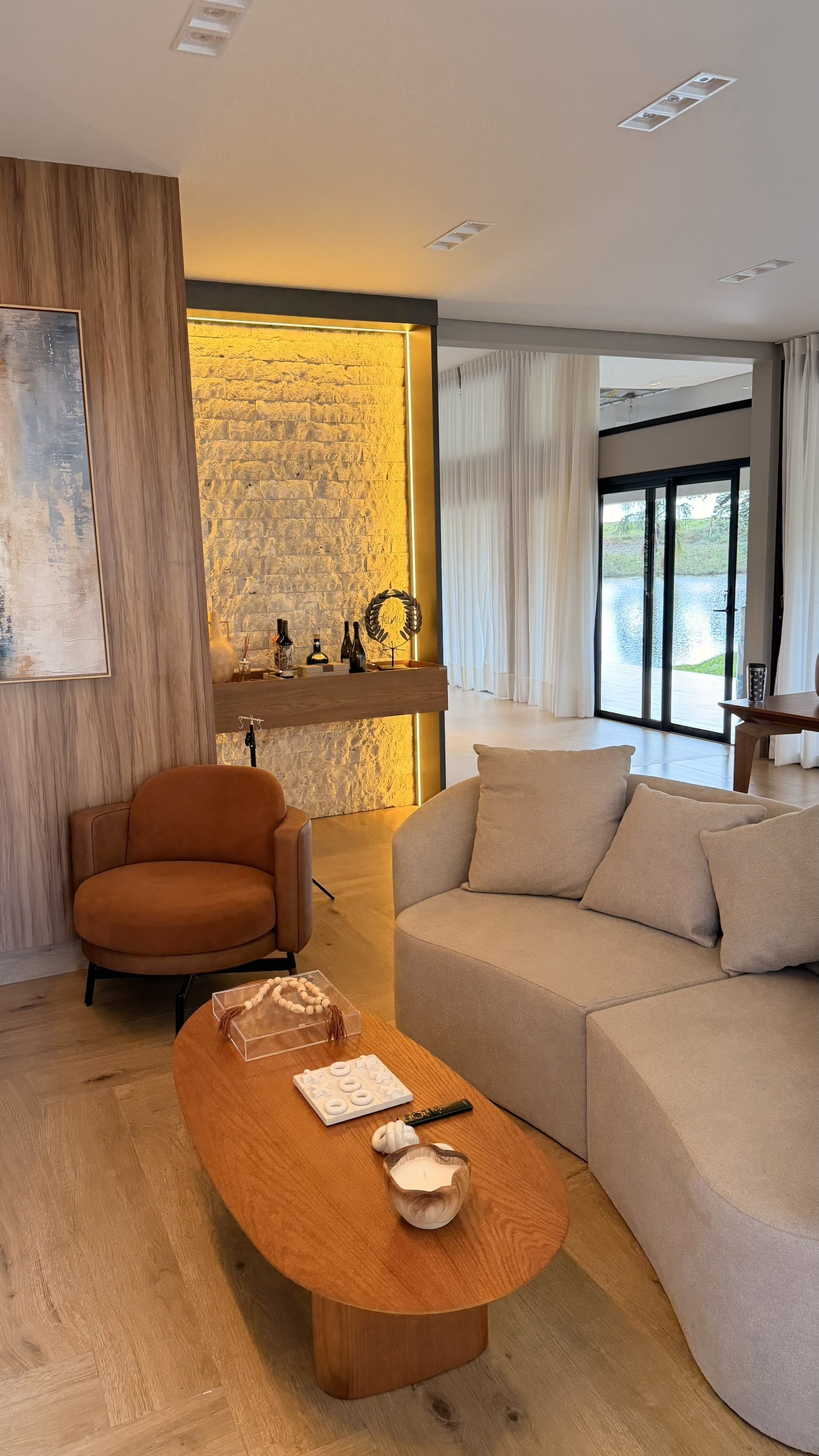 Sala de estar com madeira e pedra
