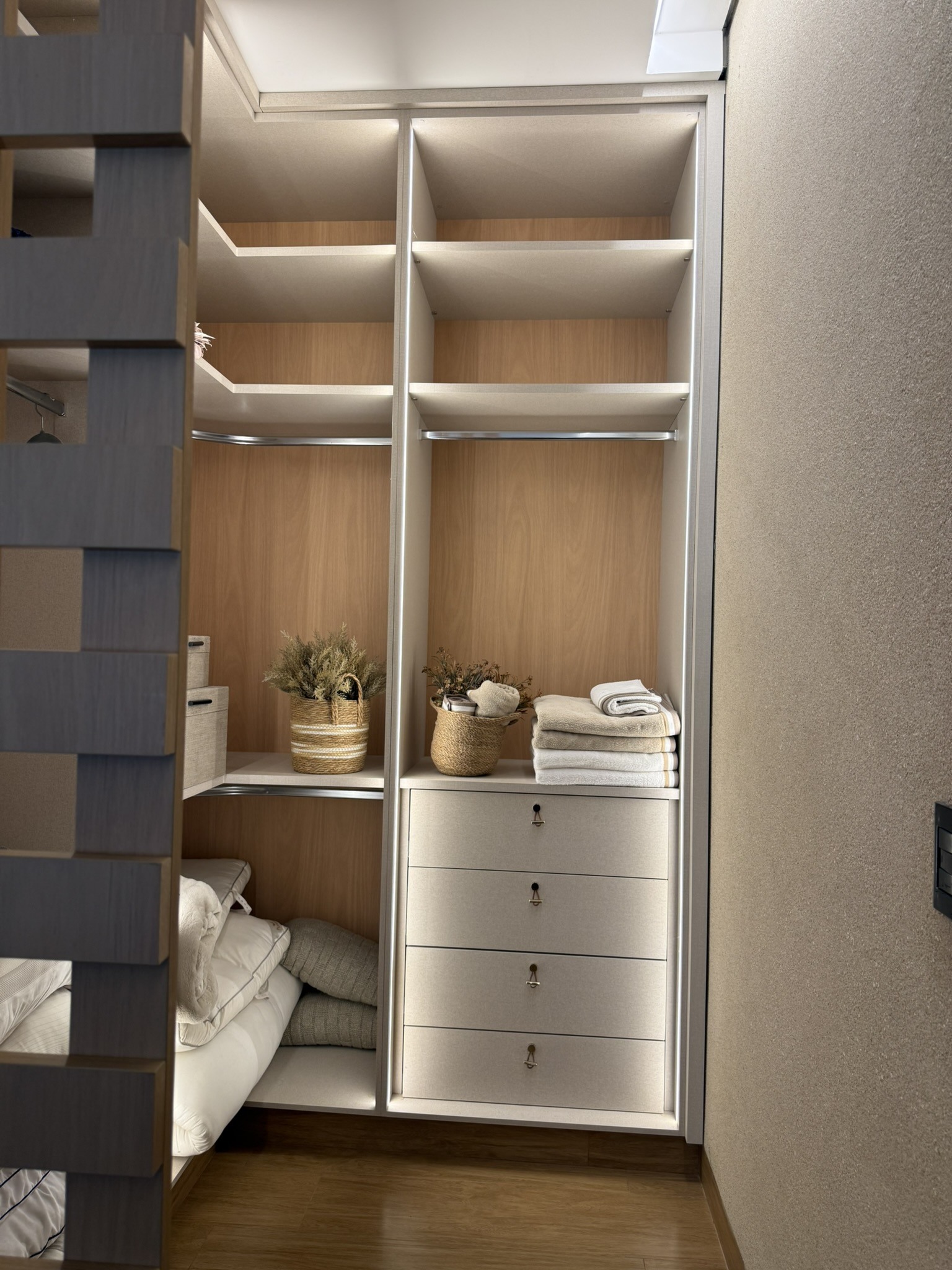 Closet aberto com prateleiras e gavetas