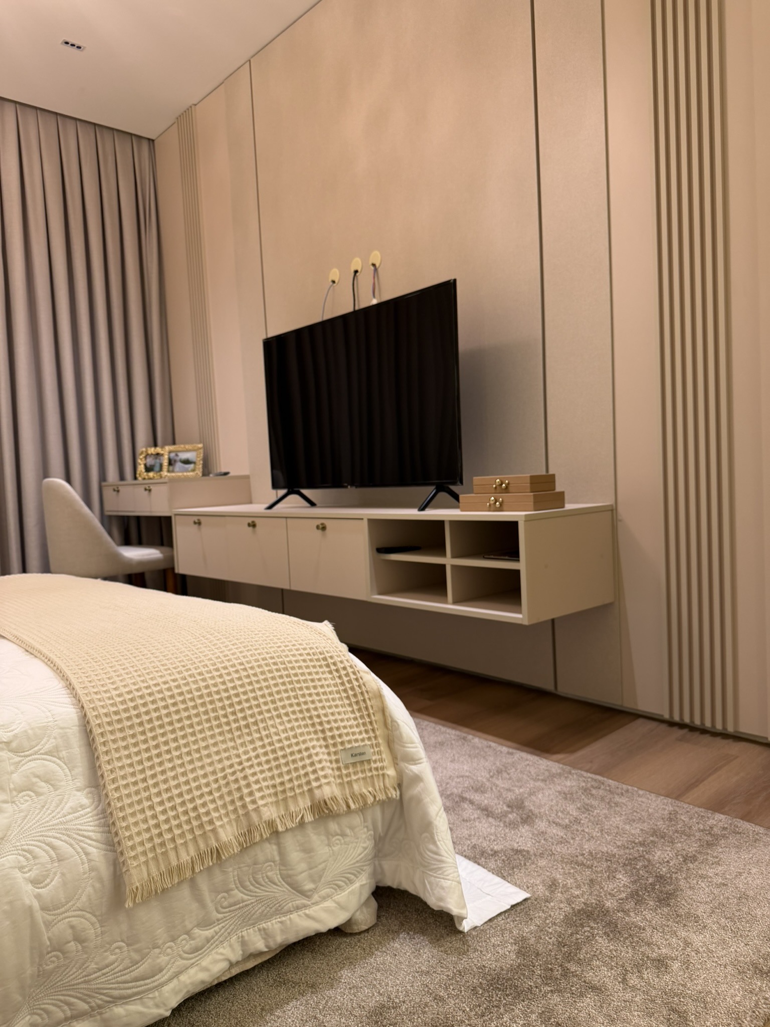 Quarto com painéis claros — vista da bancada