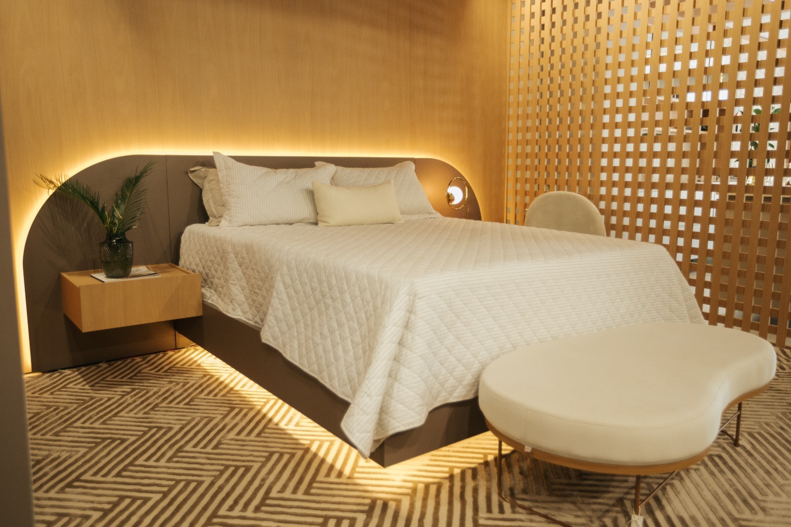 Quarto com cabeceira curva e treliça