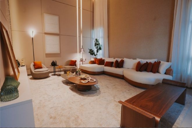 Sala de estar da Casa Aldeia com sofá e painel de marcenaria