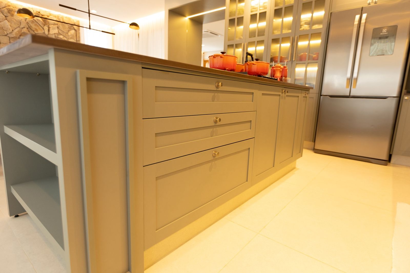 Cozinha com ilha e portas emolduradas — detalhe