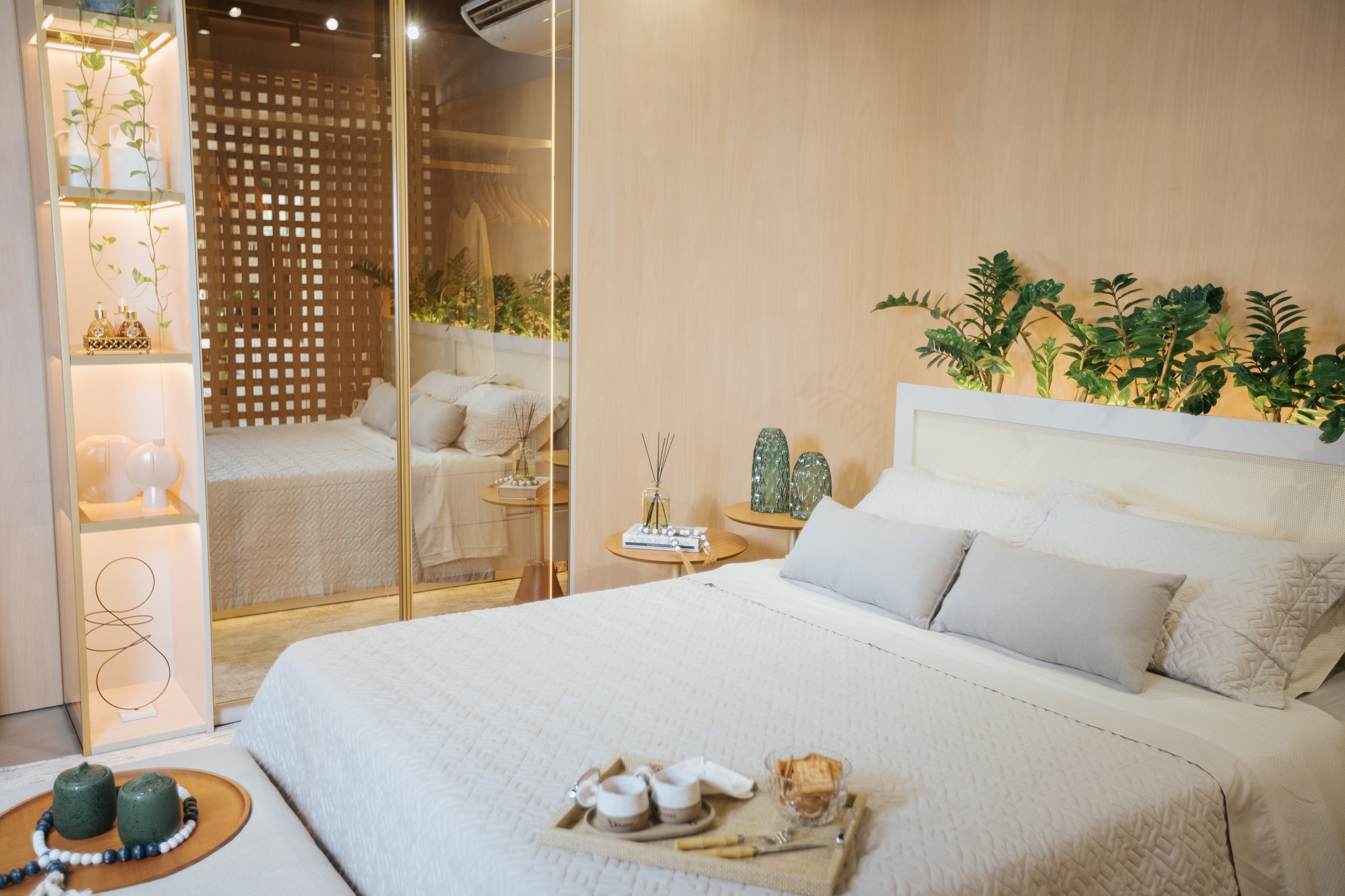 Quarto claro com armário de vidro