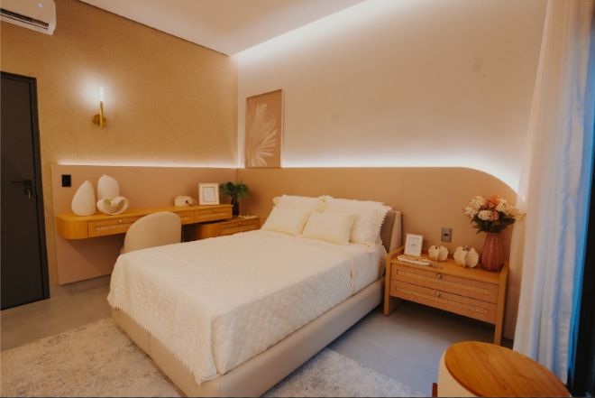 Dormitório da Casa Aldeia em tons claros com marcenaria planejada