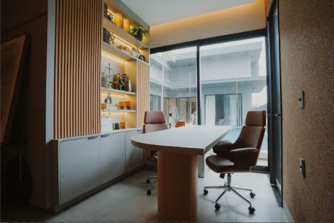 Escritório da Casa Aldeia com bancada de trabalho e marcenaria planejada