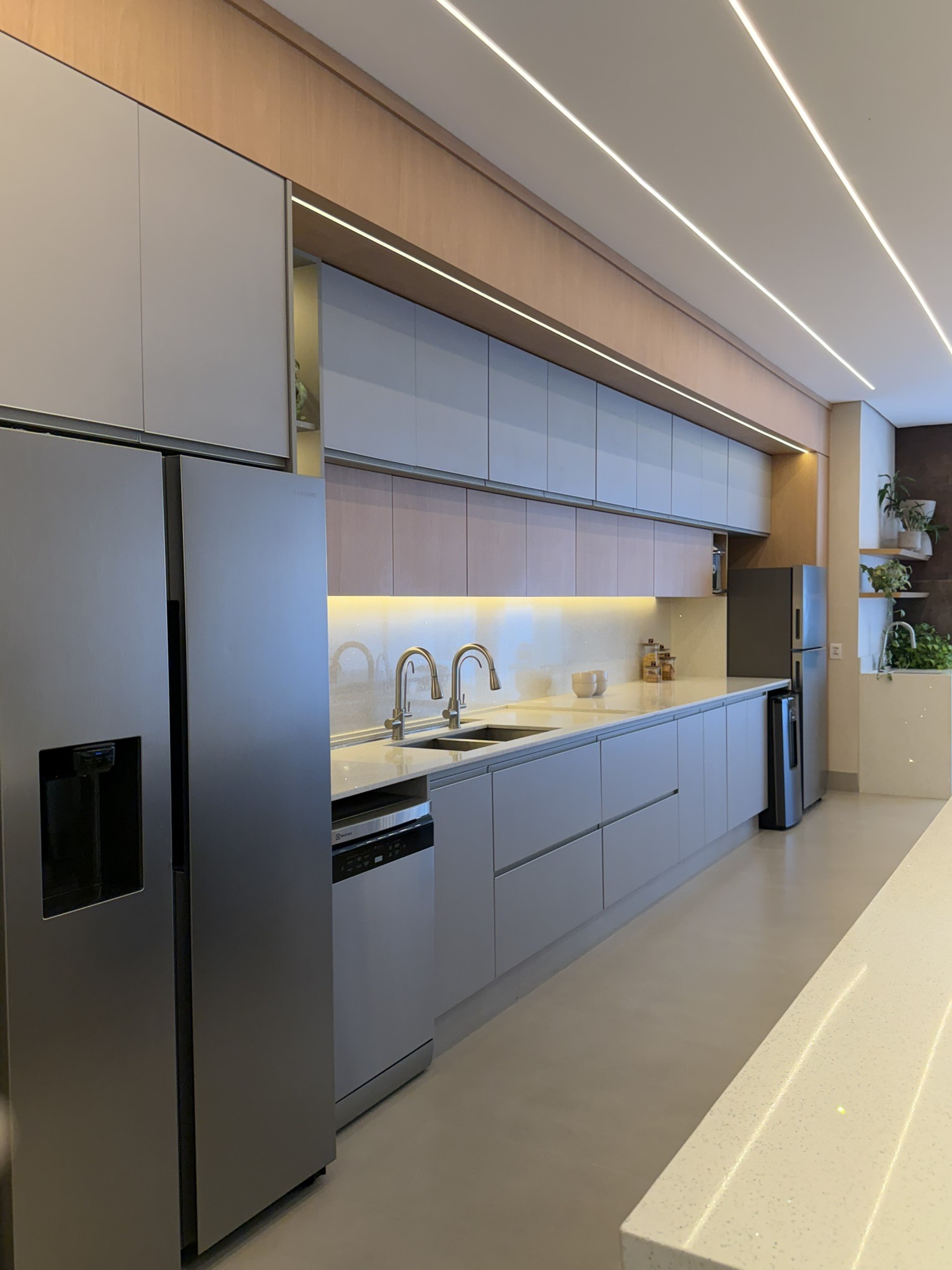 Cozinha com ilha geométrica — bancada