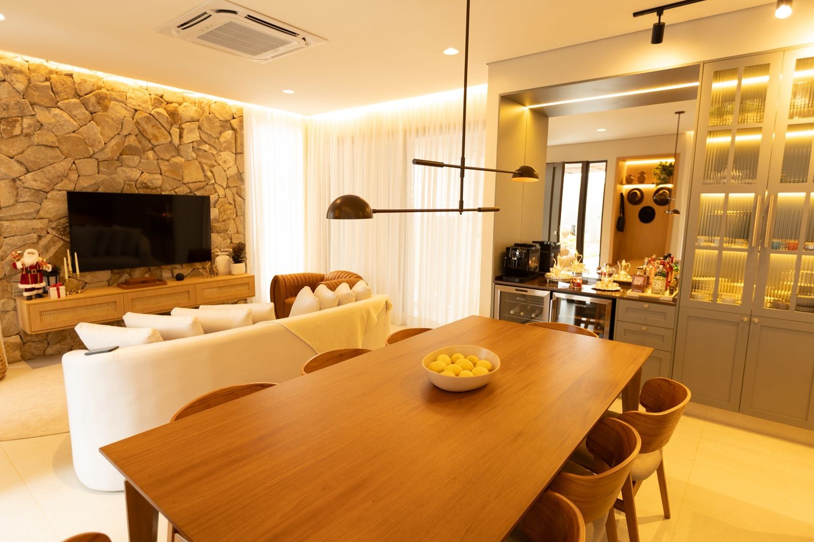 Sala integrada com parede de pedra