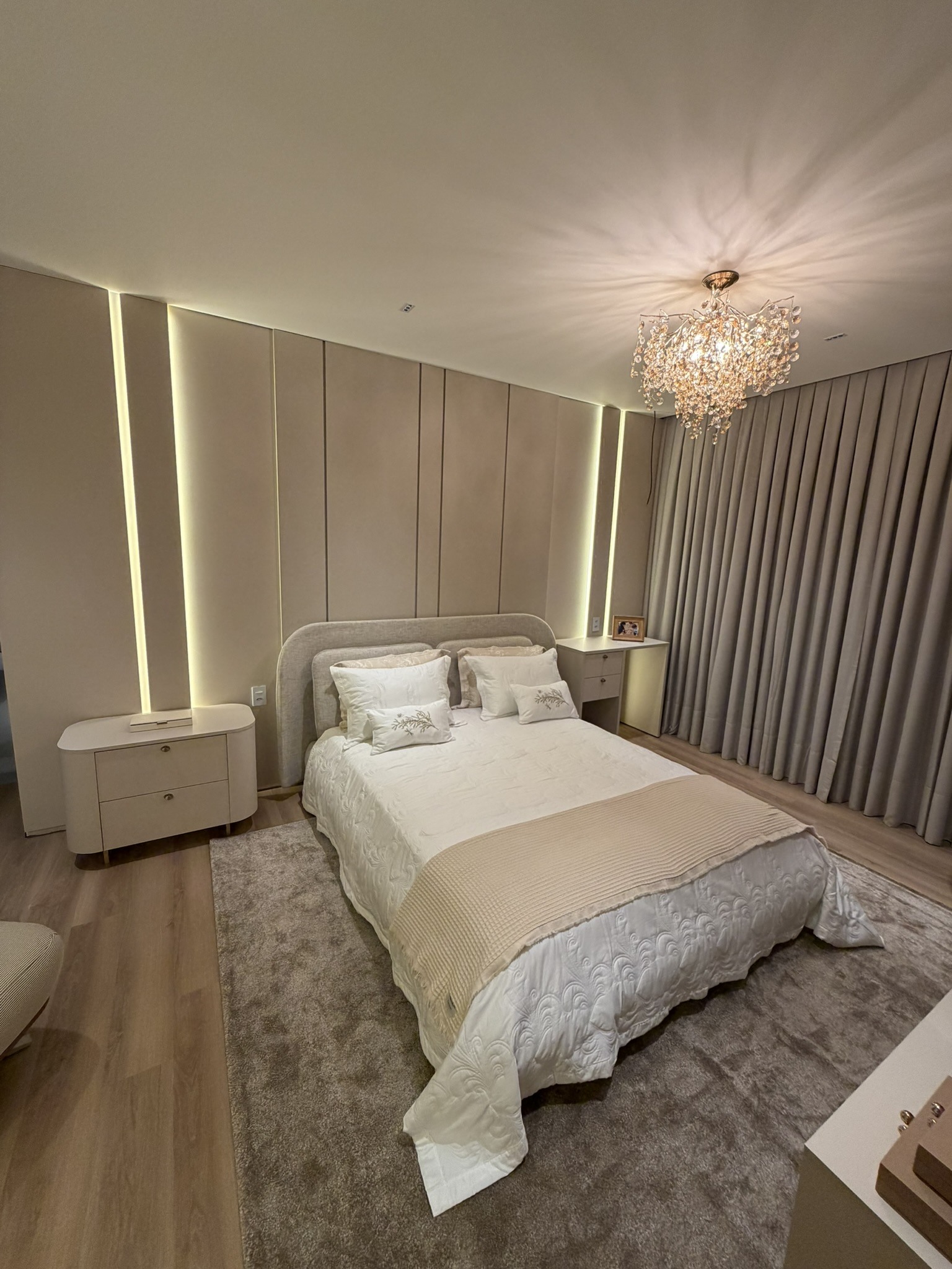 Quarto com painéis e iluminação vertical