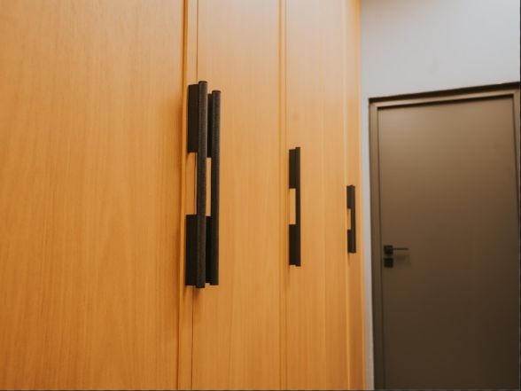 Detalhe das portas e dos puxadores de um armário da Casa Aldeia