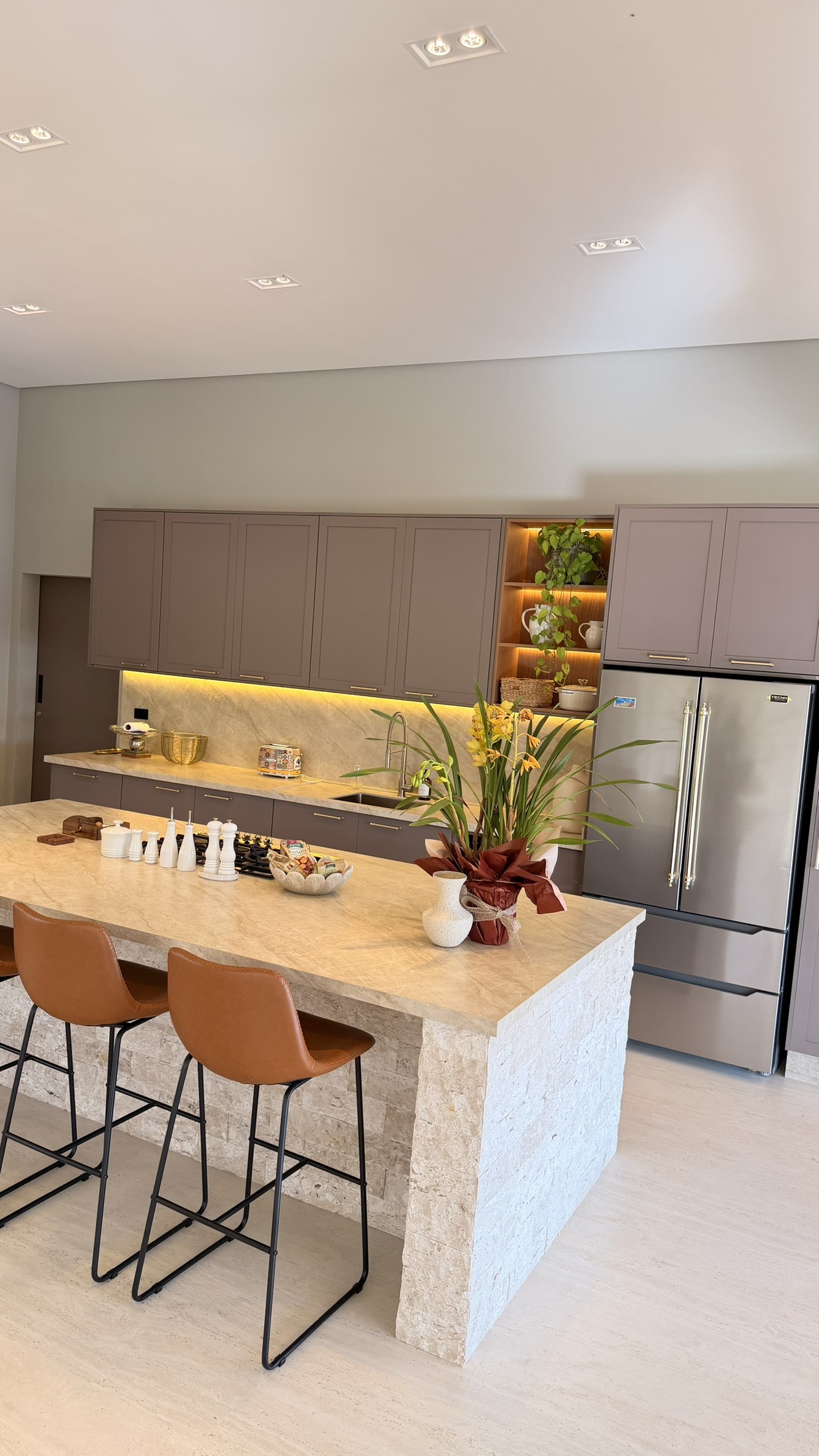 Cozinha com ilha em pedra — segundo ângulo