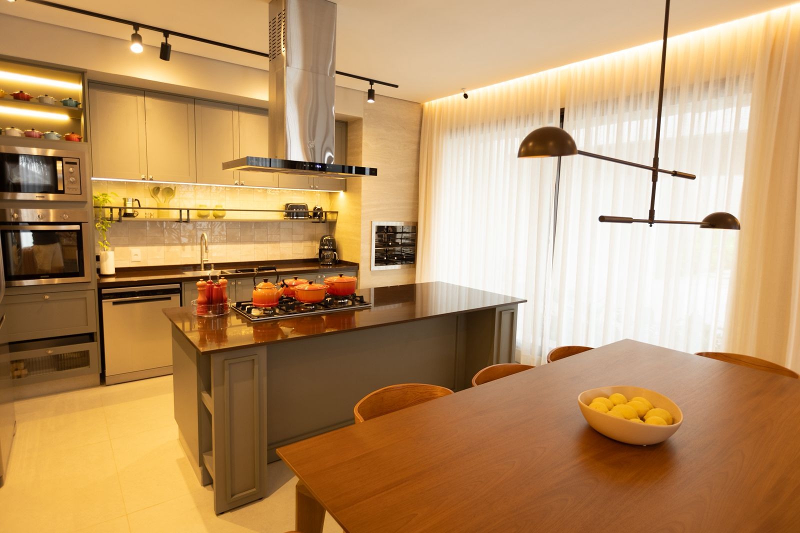 Cozinha com ilha e portas emolduradas
