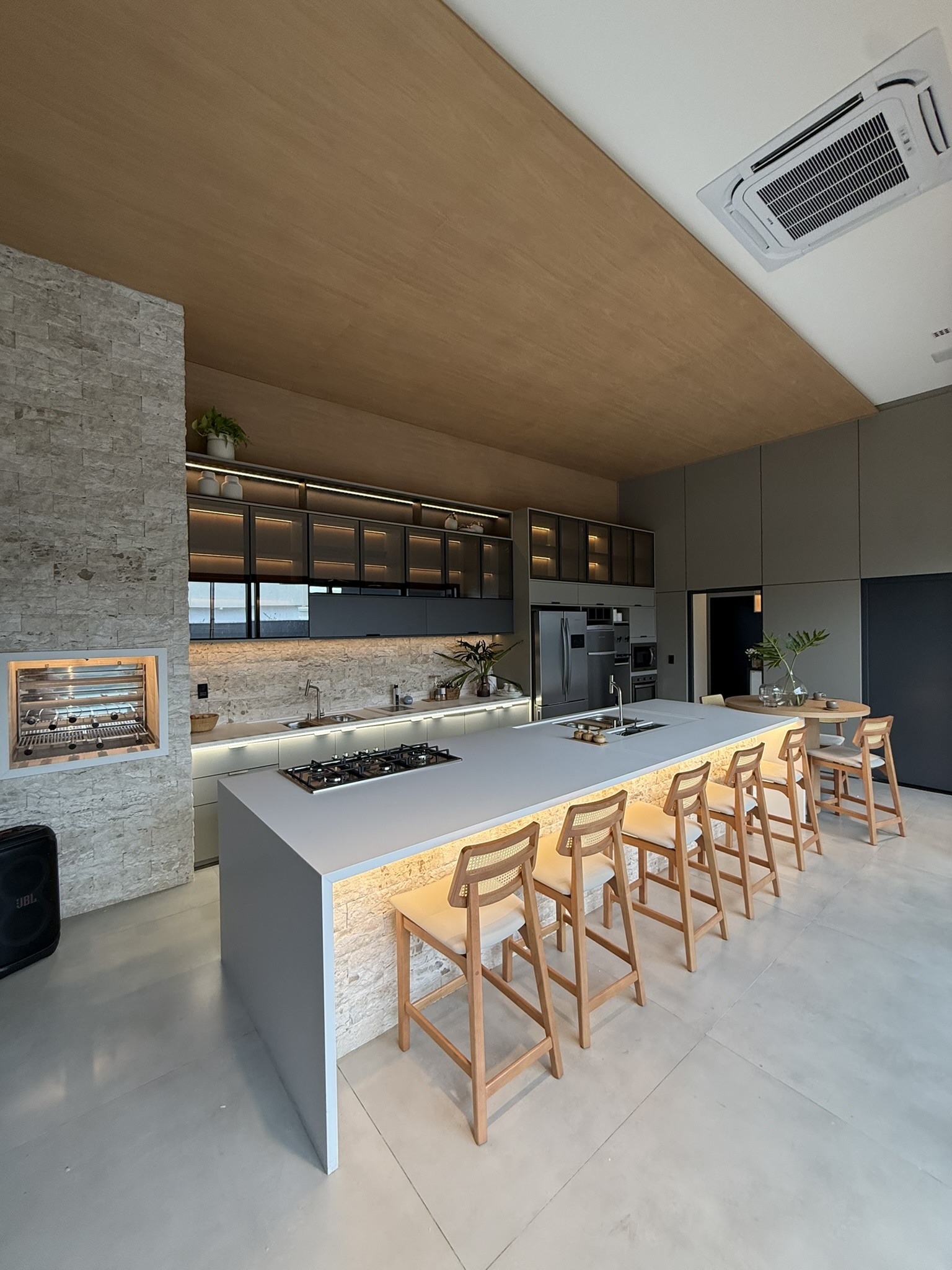 Espaço gourmet com churrasqueira e ilha