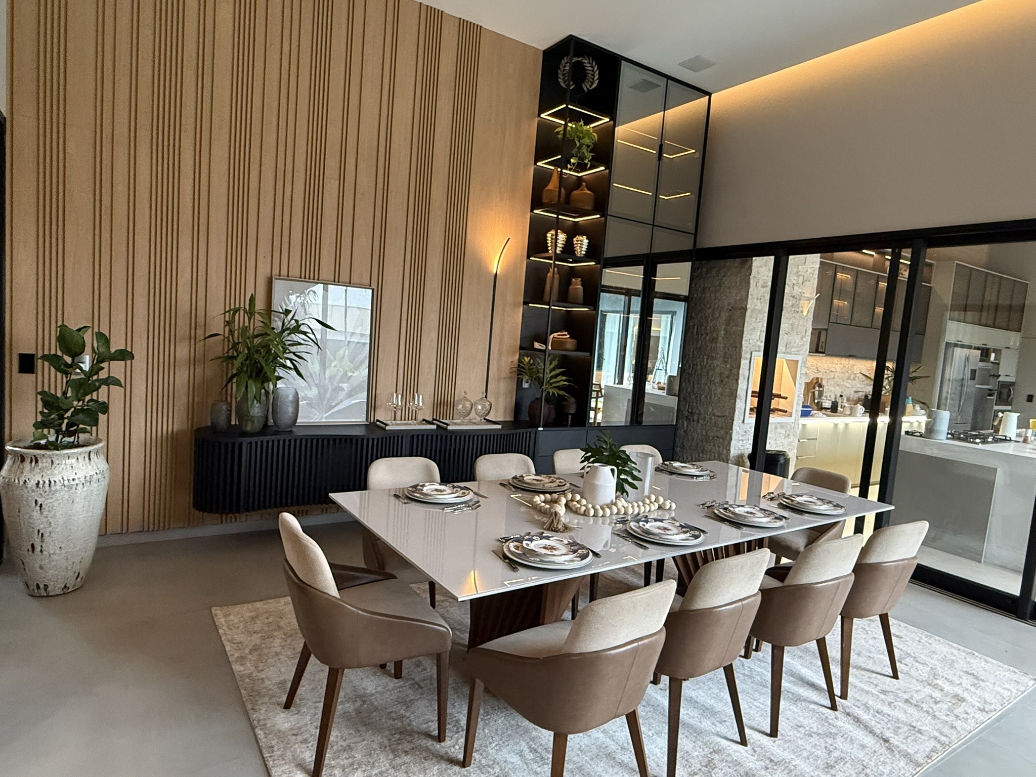 Sala de jantar com painel e cristaleira