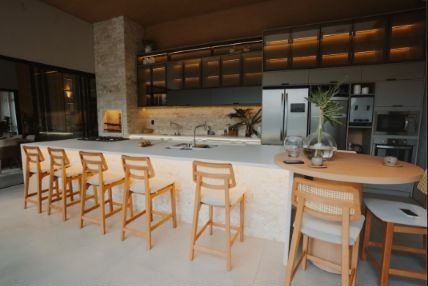 Segundo ângulo da cozinha da Casa Aldeia com ilha e armários planejados
