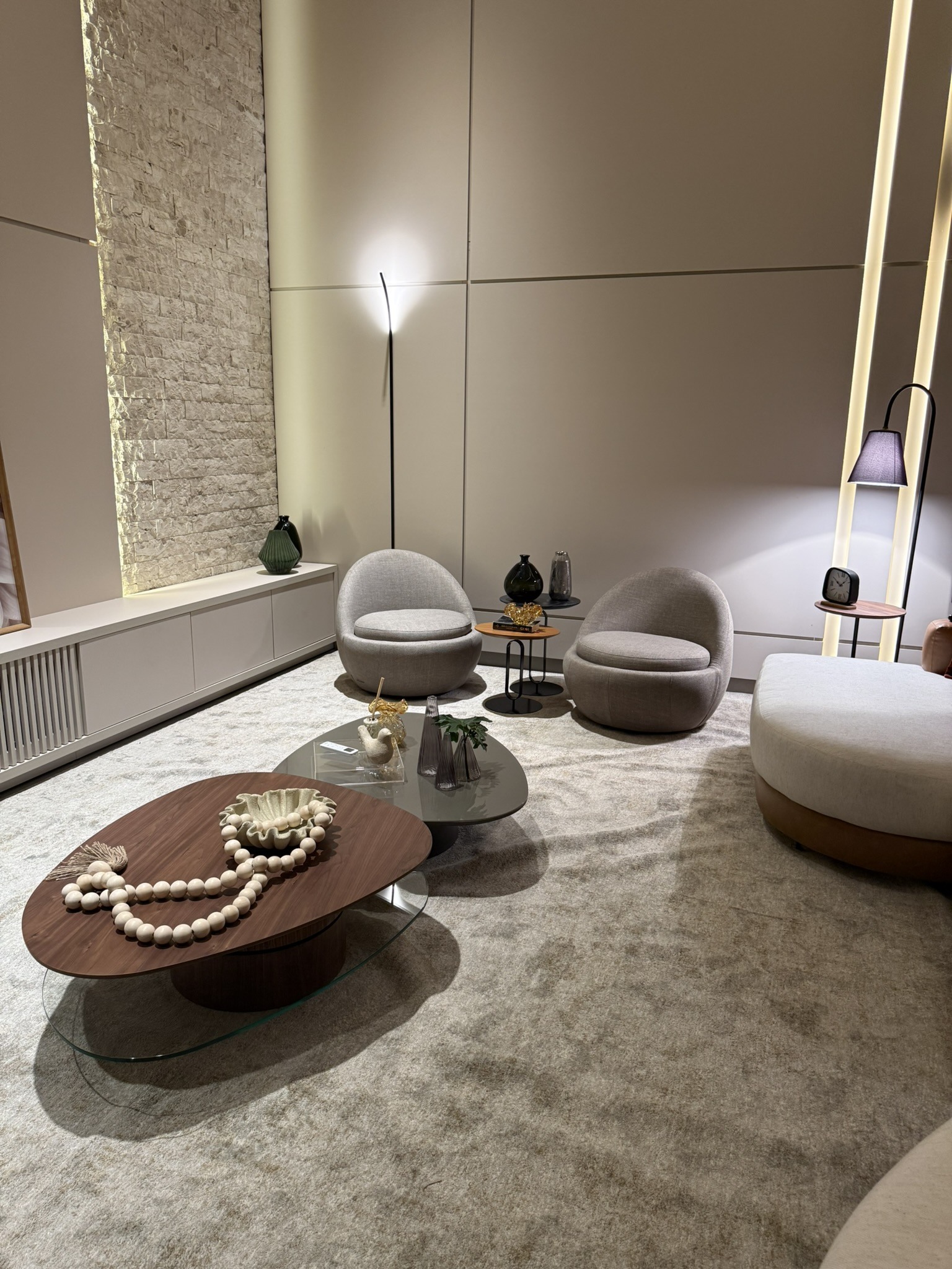 Sala com poltronas curvas