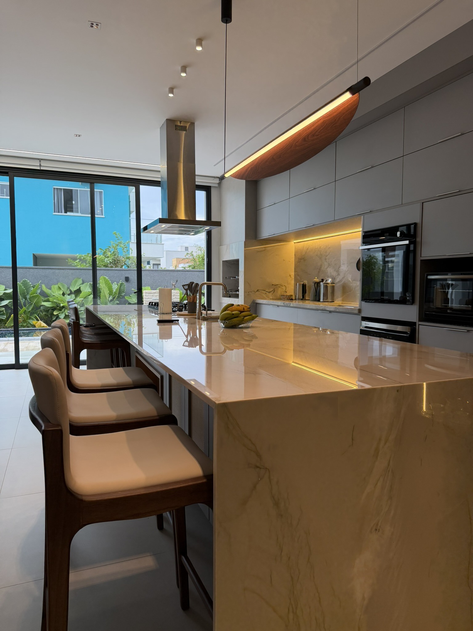 Cozinha com pendente linear — segundo ângulo